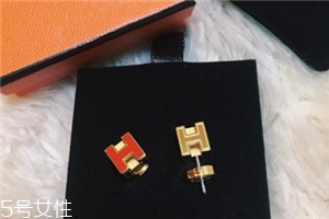 耳釘上有綠東西是什么？耳釘變綠了怎么清洗？