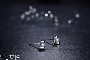耳釘扣太緊怎么辦？耳釘扣太緊怎么取下來？