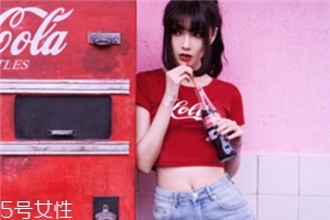 夏天穿紅色衣服吸熱嗎？夏天穿紅色會(huì)熱嗎？