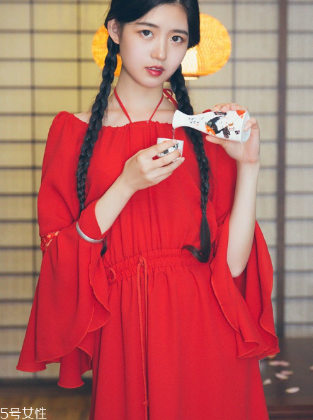 大紅色連衣裙怎么搭配？大紅色連衣裙搭配技巧