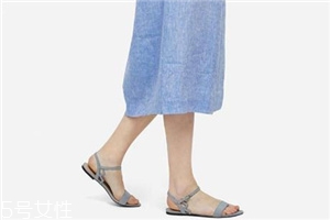 腳寬的人適合穿什么涼鞋？腳胖穿什么涼鞋好看？