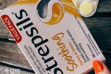 strepsils是什么藥？strepsils治什么?。?></p><h3>使用心得</h3><p>奧克蘭的冬天多雨潮濕陰冷，不小心就中招了。喉嚨痛、扁桃腺發(fā)炎了。作孽啊 喝口水都痛，約家庭醫(yī)生 好吧 2周以后 我不知道還活著不，還好當(dāng)?shù)厝送扑]了
strepsils的蜂蜜潤喉糖 這款有消炎殺菌效果 好吃的蜂蜜糖 沒有任何藥物 比西瓜霜霜含片好吃一百倍，好神奇 吃了兩天喉嚨不痛了 太贊了
要知道我在國內(nèi)沒有抗生素是壓不下去的 現(xiàn)在還會(huì)隨身帶 吃了火鍋呀 辣的東西 我都會(huì)來一顆，每次一粒就可以了 一天別超過4粒 這貨還有止咳
治理咽喉炎等作用。老公也讓我回國帶些回去 他自己一直吸煙，有慢性咽炎 也可以送他們的兄弟，當(dāng)然還有老爸也要。</p><p style=