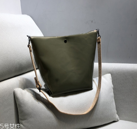 穿裙子背什么包包好看？穿裙子適合背什么包？