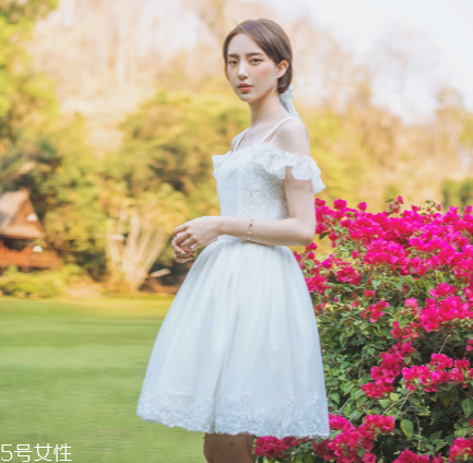 復(fù)古連衣裙怎么搭配？復(fù)古連衣裙搭配圖片