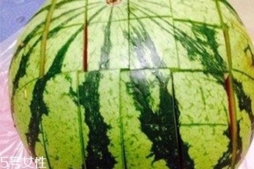 西瓜擺盤切法 怎樣切西瓜不浪費(fèi)？