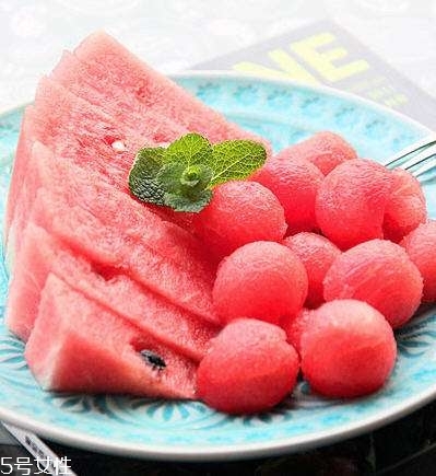 西瓜擺盤切法 怎樣切西瓜不浪費(fèi)？