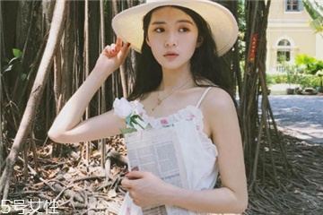 吊帶連衣裙怎么穿好看？夏季吊帶連衣裙搭配圖片