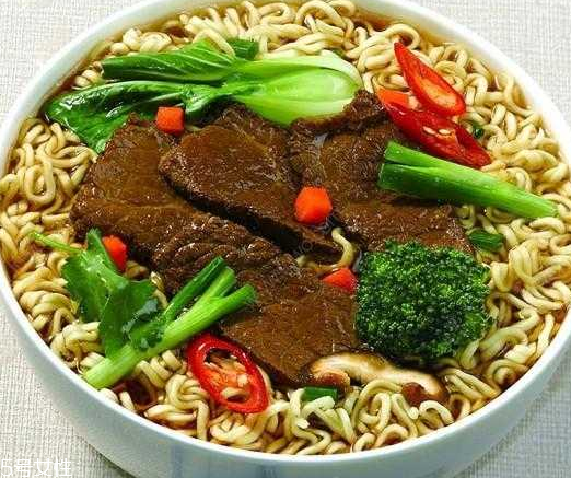 方便面加牛奶好吃嗎？牛奶方便面是黑暗料理嗎？