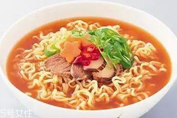 方便面沒泡熟可以吃嗎？半生不熟的泡面可以吃嗎？