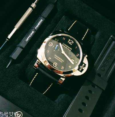 手表上弦是轉(zhuǎn)哪個(gè)方向？手表上弦是順時(shí)針還是逆時(shí)針？