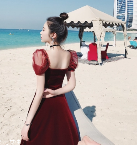 黃皮適合什么顏色裙子？什么顏色裙子適合黃皮女生？
