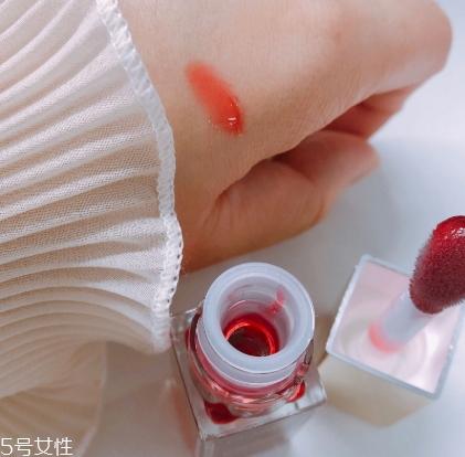 嬌韻詩唇釉需要卸嗎？嬌韻詩唇油怎么卸