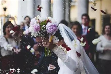 婚紗上面的機(jī)油怎么洗？婚紗沾上機(jī)油用什么洗？