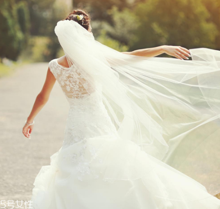 高定婚紗價格一般多少？婚紗高定要多少錢？