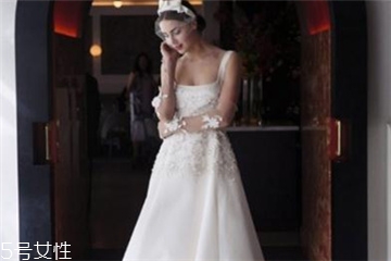 婚紗里面穿什么內(nèi)衣？婚紗里面怎么穿內(nèi)衣？
