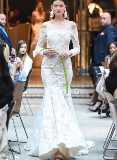 婚紗里面有胸墊嗎？婚紗是自帶胸墊嗎？