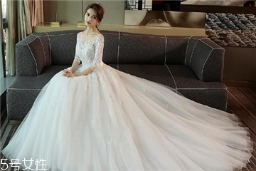 婚紗里面穿絲襪嗎？穿婚紗要穿絲襪嗎？