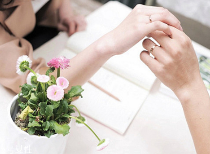 婚戒可以戴中指嗎？婚戒能戴在中指上嗎？