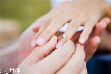 婚戒可以戴中指嗎？婚戒能戴在中指上嗎？