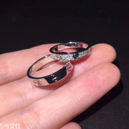 婚戒是男左女右嗎？婚戒應(yīng)該戴左手還是右手？
