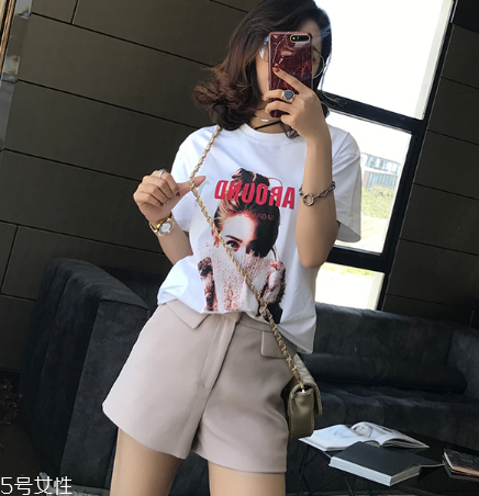 夏天白色t恤怎么搭配？夏季白t搭配竅門