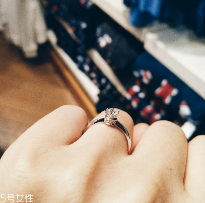 鉆戒圈口大了怎么辦？鉆戒大了怎么改?。?></p><h3>怎樣買到合適的鉆戒</h3><p>購買鉆戒總是激動人心的時刻，所以在購買的時候容易忽略鉆戒的大小，其次，很多人在鉆戒店里試戴的時候總是覺得好看，所以在心理上覺得合適，然而回家的時候，再佩戴的時候發(fā)現(xiàn)大了，尤其是在夏天季節(jié)的時候，人們的手指容易冷張熱縮，也就是說你在佩戴的時候，手指比平常要粗，當(dāng)你冷下來的時候，你的手指變的正常，導(dǎo)致你的鉆戒購買大了，所以在選購鉆戒的時候一定要淡定，做一個理性的顧客。</p><p>很多人購買鉆戒的實體店離自己的距離很遠，想要立刻更換鉆戒那是基本不可能的，所以很多人都有自己的方法，比如繞線法，在鉆戒的左右或者是掌心的一側(cè)用自己喜歡顏色的線，纏繞幾周，就可以解決太大的問題，而且很多人使用這一方法，為鉆戒做了一些新的調(diào)整，使得鉆戒看起來也很不錯;還有很多顧客也會選擇膠帶纏繞，只要貼的緊密，沒有縫隙，也不會被人輕易的發(fā)現(xiàn)，不過要是繞的不合適，便會適得其反。</p> </div>
<div align=