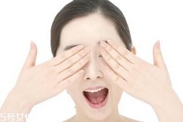 眼霜里的小勺怎么用？眼霜里的勺子如何使用