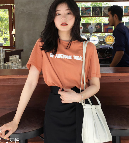 女生穿什么短袖好看？女生適合穿什么短袖？