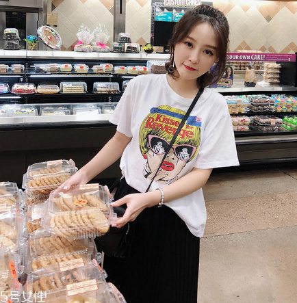 女生穿什么短袖好看？女生適合穿什么短袖？