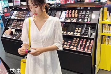 夏天穿白色裙子好看嗎？夏季白色連衣裙搭配圖片