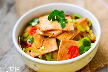 白胡椒是辣椒嗎？白胡椒辣嗎？
