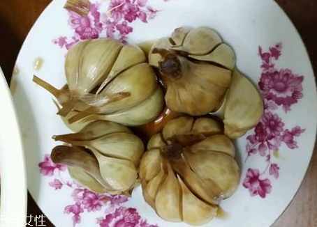 腌蒜變綠可以吃嗎？腌制的大蒜綠了能吃嗎？
