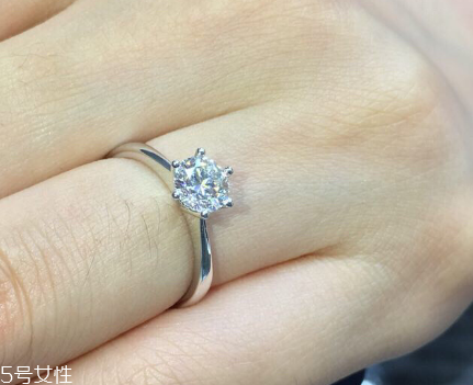 鉆戒是訂婚買還是結(jié)婚買？鉆戒訂婚就要買嗎？
