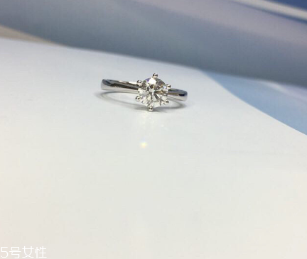 鉆戒是訂婚買還是結(jié)婚買？鉆戒訂婚就要買嗎？