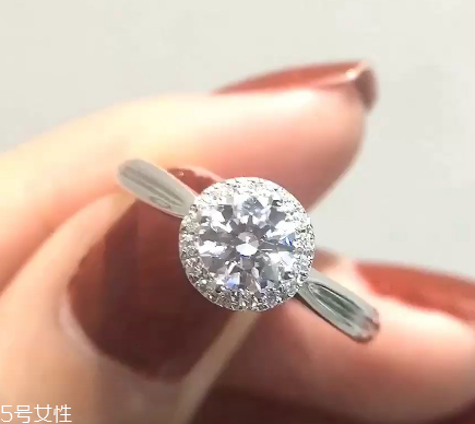 鉆戒是定制還是成品好？鉆戒買定制的還是買成品？