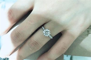 鉆戒是定制還是成品好？鉆戒買定制的還是買成品？