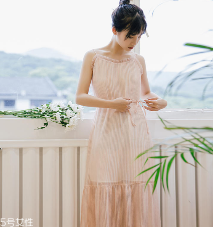 夏天穿什么顏色連衣裙好？夏天適合什么顏色連衣裙？