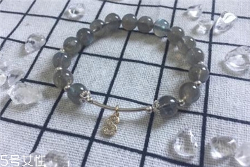 月光石是水晶嗎？月光石和水晶是一種嗎？