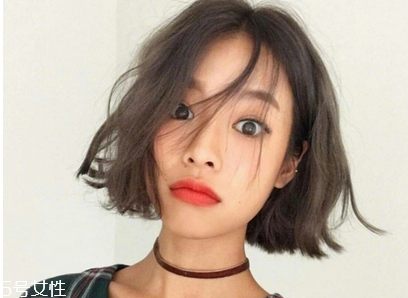 經(jīng)?；瘖y對皮膚有什么影響 經(jīng)常化妝的危害