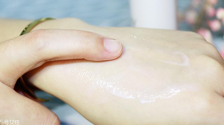 olay水感透白系列與水感透白臻粹系列哪個好？什么區(qū)別？