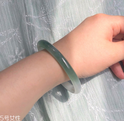 手鐲可以讓別人摸嗎？手鐲被別人摸了有影響嗎？