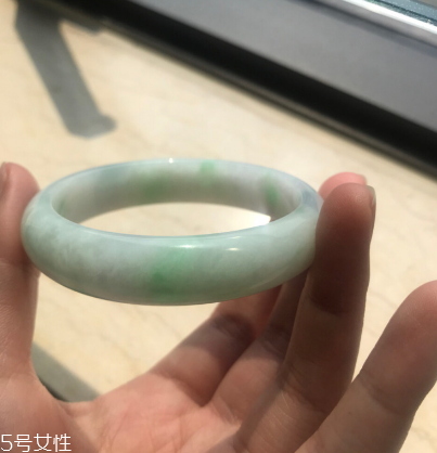 手鐲有裂紋還值錢嗎？手鐲有裂紋影響價(jià)格嗎？