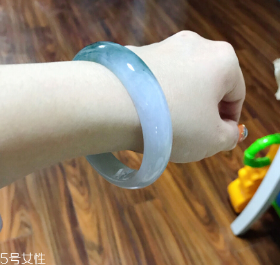 手鐲有裂紋還值錢嗎？手鐲有裂紋影響價(jià)格嗎？