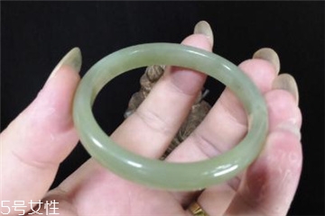 手鐲有裂紋還值錢嗎？手鐲有裂紋影響價(jià)格嗎？