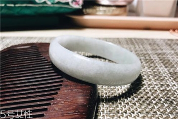 手鐲是玉的好還是翡翠的好？手鐲買玉的還是翡翠的？
