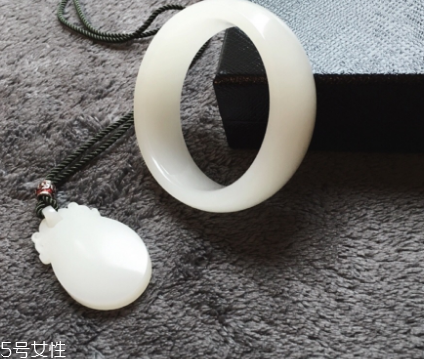 手鐲是圓的好還是扁的好？手鐲買圓的還是扁的？