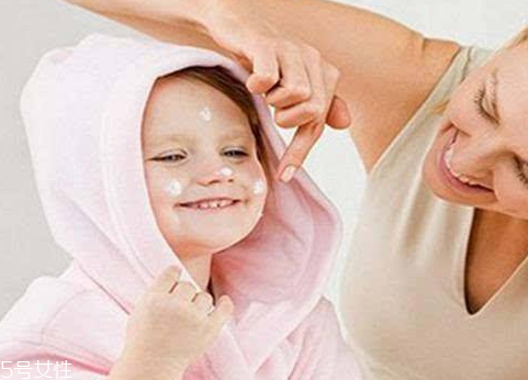 嬰兒乳液和寶寶潤膚霜哪個好？嬰兒乳液和寶寶潤膚霜區(qū)別