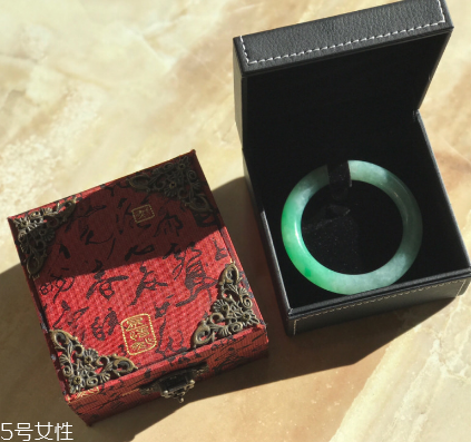 手鐲什么顏色好看？手鐲買哪種顏色好？