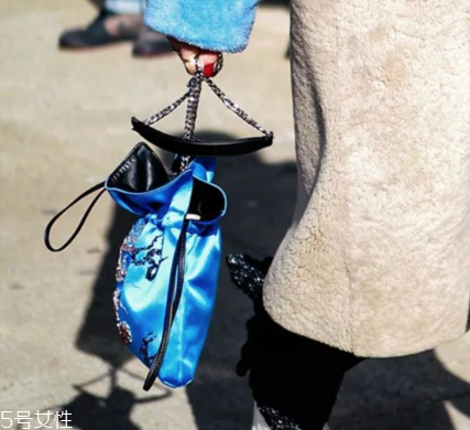 今年流行什么水桶包？水桶包流行什么款式？