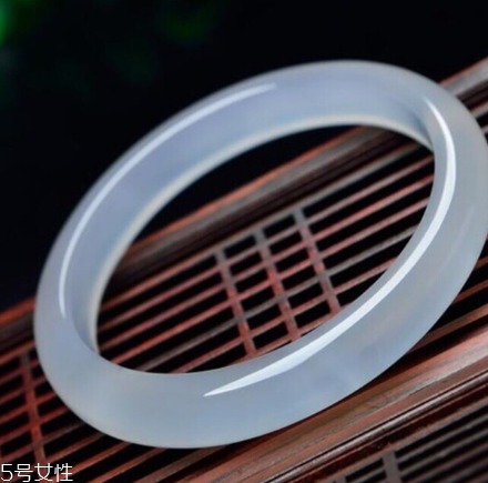 玉髓手鐲一般多少錢(qián)？玉髓手鐲市場(chǎng)價(jià)格